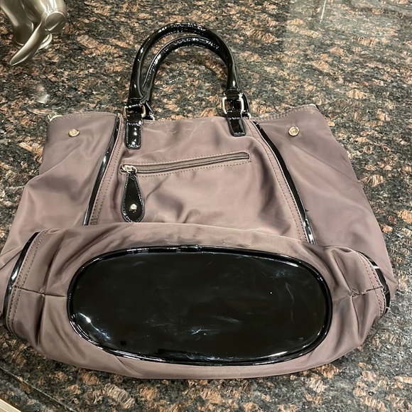 🌿Brown shoulder bag faux Tory Burche with T emblem, patent leather accents🌿 - Picture 6 of 6